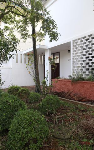 Casa para alugar com 320m², 5 quartos e 5 vagasFachada