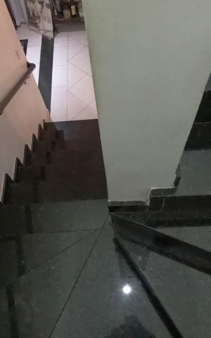 Casa para alugar com 100m², 3 quartos e 1 vagaEscadas para o 1º Piso