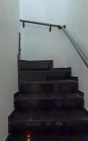 Casa para alugar com 100m², 3 quartos e 1 vagaEscadas para o 2º Piso