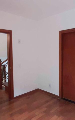 Casa à venda com 246m², 4 quartos e 4 vagas