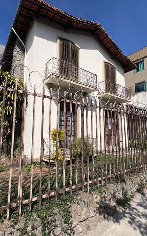 Casa para alugar com 214m², 4 quartos e 4 vagas Casa para alugar com 214m², 4 quartos e 4 vagasFachada