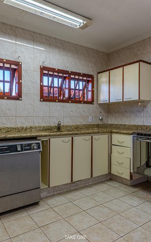 Casa à venda com 300m², 3 quartos e 6 vagas