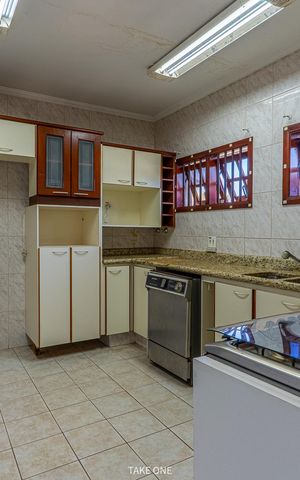 Casa à venda com 300m², 3 quartos e 6 vagas