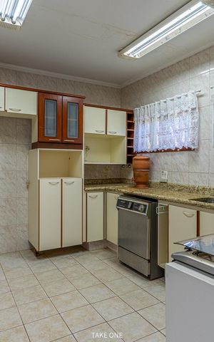 Casa à venda com 300m², 3 quartos e 6 vagas