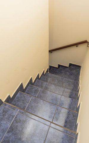 Casa à venda com 61m², 2 quartos e 2 vagasEscada