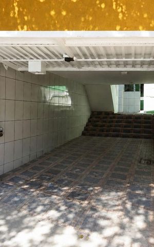 Casa à venda com 200m², 3 quartos e 2 vagas Casa à venda com 200m², 3 quartos e 2 vagasFachada