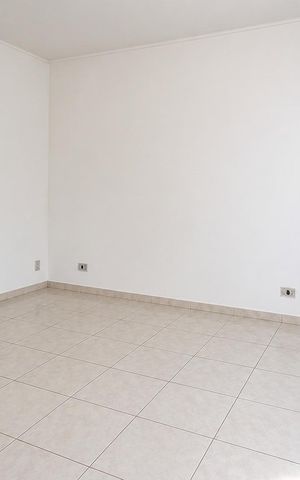 Casa à venda com 200m², 3 quartos e 2 vagas Casa à venda com 200m², 3 quartos e 2 vagasSala