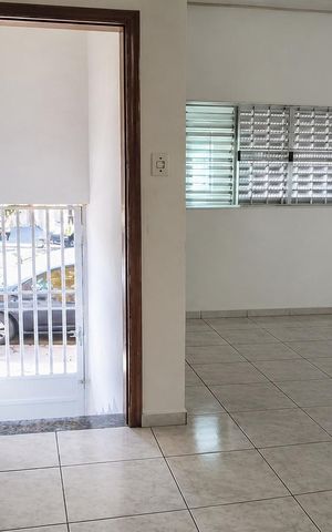 Casa à venda com 200m², 3 quartos e 2 vagas Casa à venda com 200m², 3 quartos e 2 vagasSala