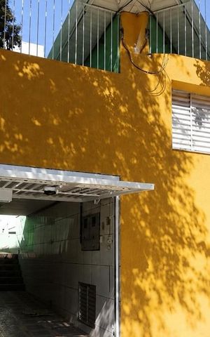 Casa à venda com 200m², 3 quartos e 2 vagas Casa à venda com 200m², 3 quartos e 2 vagasFachada