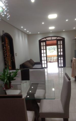 Casa à venda com 150m², 3 quartos e 2 vagas Casa à venda com 150m², 3 quartos e 2 vagasSala