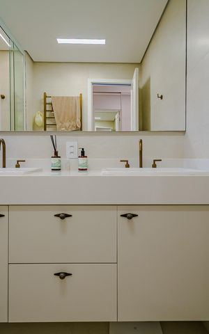 Apartamento à venda com 154m², 4 quartos e 2 vagas Apartamento à venda com 154m², 4 quartos e 2 vagasBanheiro da Suíte 1