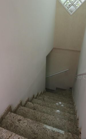 Casa à venda com 175m², 3 quartos e 4 vagasEscada