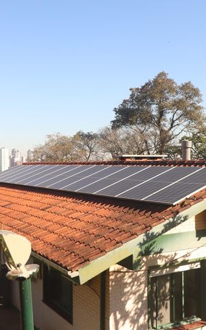 Casa à venda com 330m², 6 quartos e 2 vagasdetalhe - placas solares
