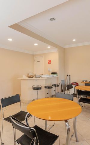 Apartamento à venda com 209m², 5 quartos e 4 vagas Apartamento à venda com 209m², 5 quartos e 4 vagasÁrea comum - Salão de festas