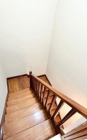 Casa para alugar com 140m², 3 quartos e 1 vaga Casa para alugar com 140m², 3 quartos e 1 vagaEscada