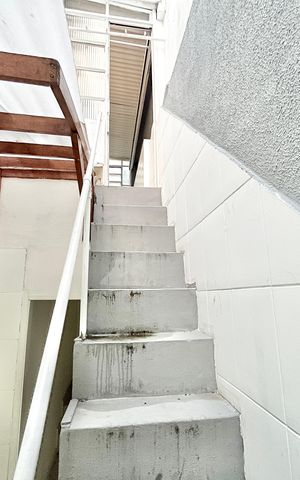 Casa para alugar com 140m², 3 quartos e 1 vaga Casa para alugar com 140m², 3 quartos e 1 vagaEscada