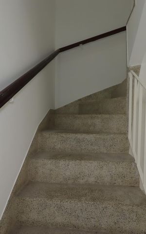 Casa à venda com 99m², 2 quartos e sem vagaEscada