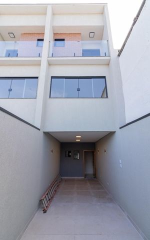 Casa à venda com 120m², 2 quartos e 2 vagas Casa à venda com 120m², 2 quartos e 2 vagasFachada