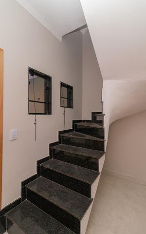 Casa à venda com 120m², 2 quartos e 2 vagas Casa à venda com 120m², 2 quartos e 2 vagasEscada