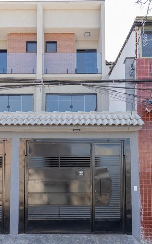 Casa à venda com 120m², 2 quartos e 2 vagas Casa à venda com 120m², 2 quartos e 2 vagasFachada