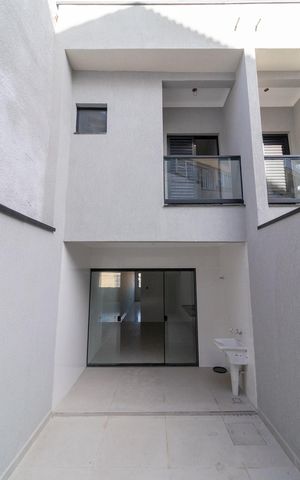 Casa à venda com 120m², 2 quartos e 2 vagas Casa à venda com 120m², 2 quartos e 2 vagasFachada