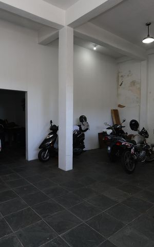 Casa à venda com 150m², 3 quartos e 4 vagas Casa à venda com 150m², 3 quartos e 4 vagasGaragem