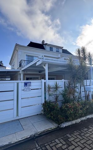 Casa de condomínio à venda com 213m², 3 quartos e 3 vagas Casa de condomínio à venda com 213m², 3 quartos e 3 vagasFachada