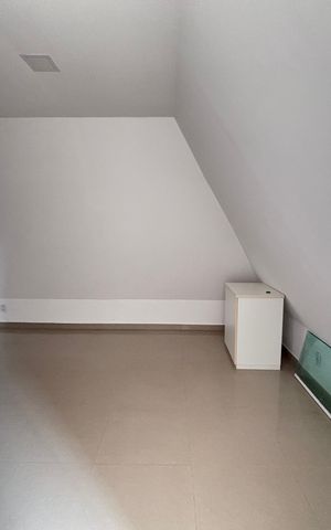 Casa de condomínio à venda com 213m², 3 quartos e 3 vagas Casa de condomínio à venda com 213m², 3 quartos e 3 vagasSótão