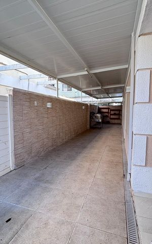Casa de condomínio à venda com 213m², 3 quartos e 3 vagas Casa de condomínio à venda com 213m², 3 quartos e 3 vagasÁrea externa