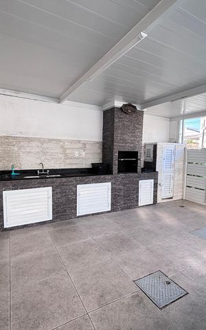 Casa de condomínio à venda com 213m², 3 quartos e 3 vagas Casa de condomínio à venda com 213m², 3 quartos e 3 vagasÁrea externa