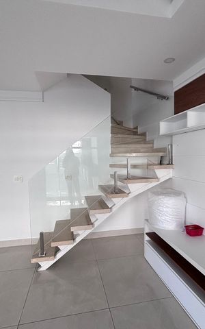Casa de condomínio à venda com 213m², 3 quartos e 3 vagas Casa de condomínio à venda com 213m², 3 quartos e 3 vagasSala