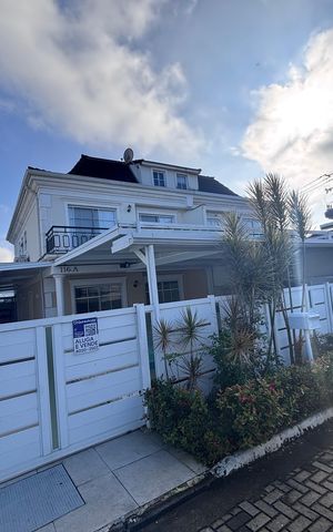 Casa de condomínio à venda com 213m², 3 quartos e 3 vagas Casa de condomínio à venda com 213m², 3 quartos e 3 vagasFachada