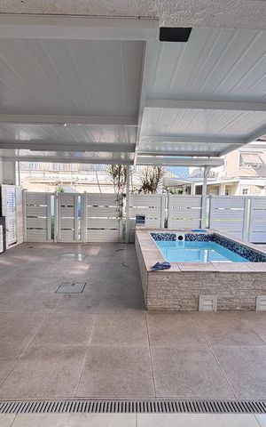 Casa de condomínio à venda com 213m², 3 quartos e 3 vagas Casa de condomínio à venda com 213m², 3 quartos e 3 vagasÁrea externa