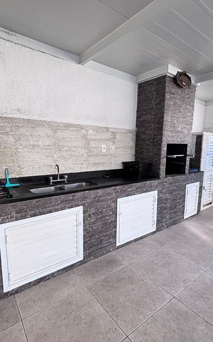 Casa de condomínio à venda com 213m², 3 quartos e 3 vagas Casa de condomínio à venda com 213m², 3 quartos e 3 vagasÁrea externa