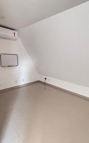 Casa de condomínio à venda com 213m², 3 quartos e 3 vagas Casa de condomínio à venda com 213m², 3 quartos e 3 vagasSótão