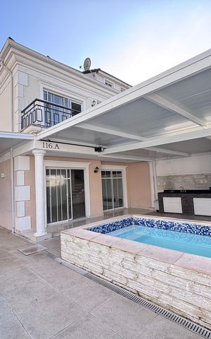 Casa de condomínio à venda com 213m², 3 quartos e 3 vagas Casa de condomínio à venda com 213m², 3 quartos e 3 vagasÁrea externa