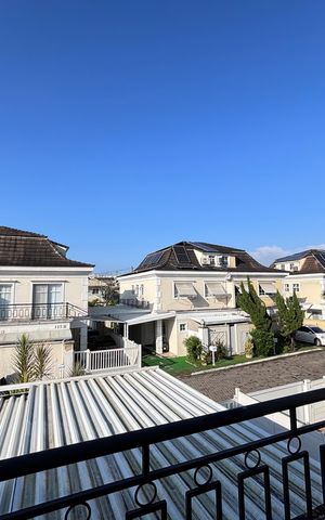 Casa de condomínio à venda com 213m², 3 quartos e 3 vagas Casa de condomínio à venda com 213m², 3 quartos e 3 vagasVista