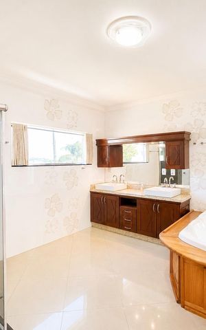 Casa de condomínio para alugar com 388m², 4 quartos e 4 vagas Casa de condomínio para alugar com 388m², 4 quartos e 4 vagasBanheiro 2