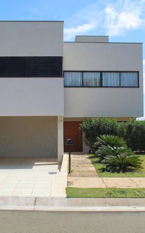 Casa para alugar com 260m², 3 quartos e 4 vagas Casa para alugar com 260m², 3 quartos e 4 vagasFachada