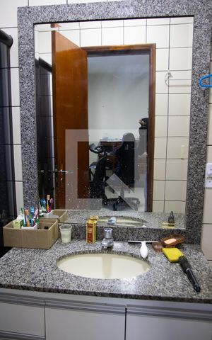Casa à venda com 250m², 4 quartos e 2 vagas Casa à venda com 250m², 4 quartos e 2 vagasBanheiro da Suíte 3