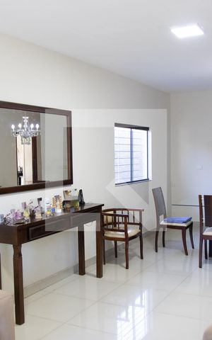 Casa à venda com 250m², 4 quartos e 2 vagas Casa à venda com 250m², 4 quartos e 2 vagasSala