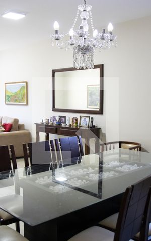 Casa à venda com 250m², 4 quartos e 2 vagas Casa à venda com 250m², 4 quartos e 2 vagasSala