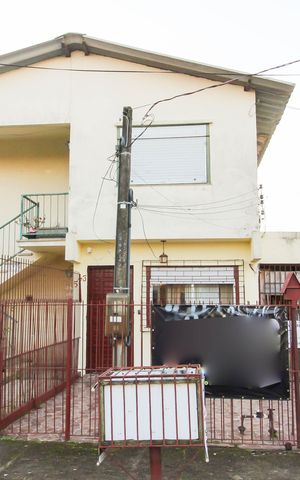 Casa à venda com 130m², 3 quartos e 2 vagas Casa à venda com 130m², 3 quartos e 2 vagasFachada