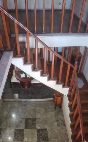 Casa à venda com 280m², 3 quartos e 2 vagas Casa à venda com 280m², 3 quartos e 2 vagasEscada