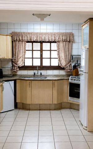 Casa para alugar com 320m², 4 quartos e 2 vagas Casa para alugar com 320m², 4 quartos e 2 vagasCozinha