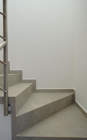 Casa para alugar com 108m², 2 quartos e 1 vagaEscada de acesso a cobertura