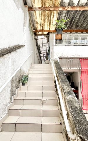 Casa à venda com 189m², 4 quartos e 4 vagas Casa à venda com 189m², 4 quartos e 4 vagasEscada
