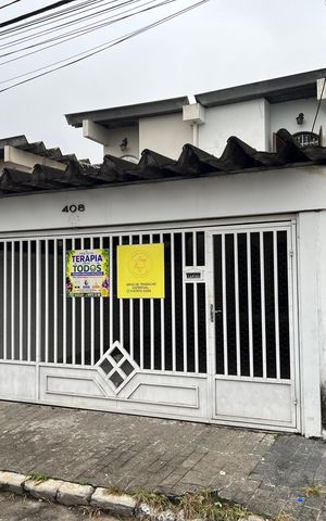 Casa à venda com 189m², 4 quartos e 4 vagas Casa à venda com 189m², 4 quartos e 4 vagasFachada