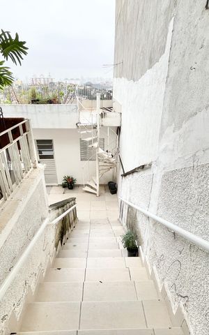 Casa à venda com 189m², 4 quartos e 4 vagas Casa à venda com 189m², 4 quartos e 4 vagasEscada