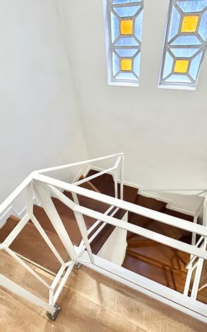 Casa à venda com 189m², 4 quartos e 4 vagas Casa à venda com 189m², 4 quartos e 4 vagasEscada